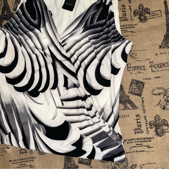 Bebe NWT! Abstract Black/White Print V-Neck Wrap Nude Metal Details Blouse - Picture 3 of 15